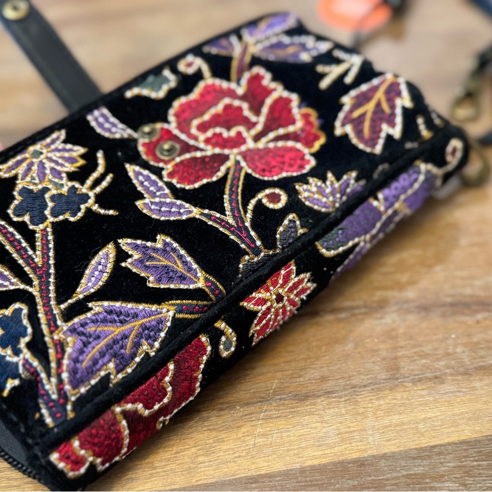 Sakroots Embroidered Large Smartphone Crossbody Embroidered Black Flower Power - Picture 7 of 10